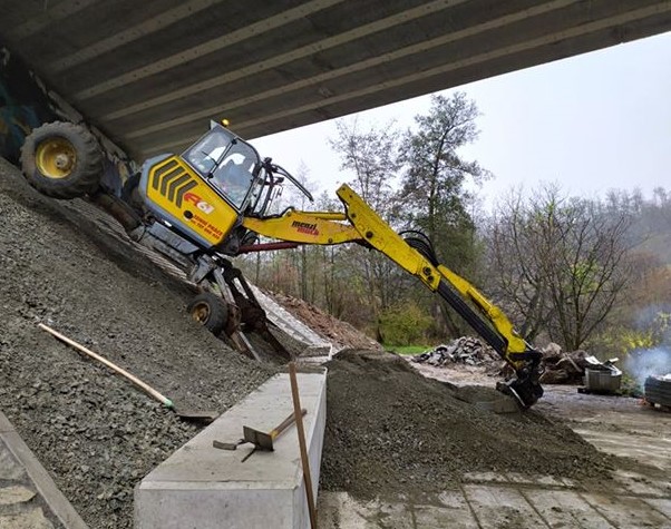 STROJNÍK M/Ž - otočný bagr, dozer, kráčející bagr